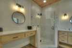 Firefly Mountain - Lower level private bathroom